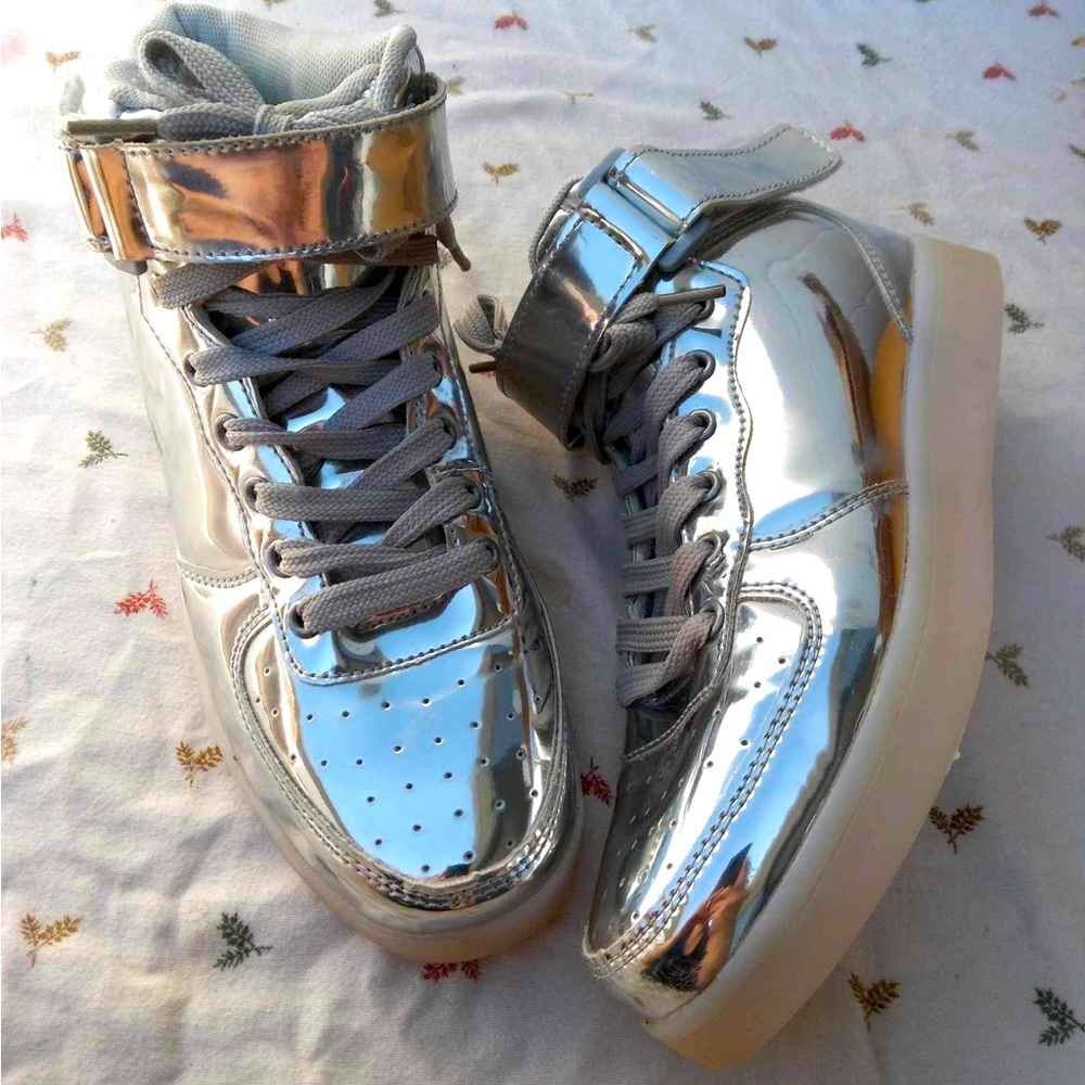 Rechargeable, Color Changing LED, Metallic Silver Shoes Size 7.5